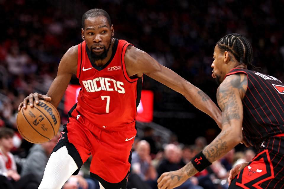 B体育app下载-火箭终结3连败重返前六！杜兰特28+10秀暴扣 小贾18+7送关键三分