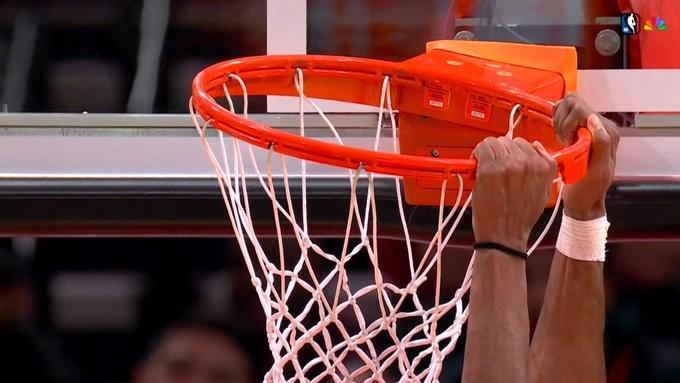 B体育-杜兰特笑称：都怪卡斯尔挂筐让篮筐歪了，这都是初中生干的事