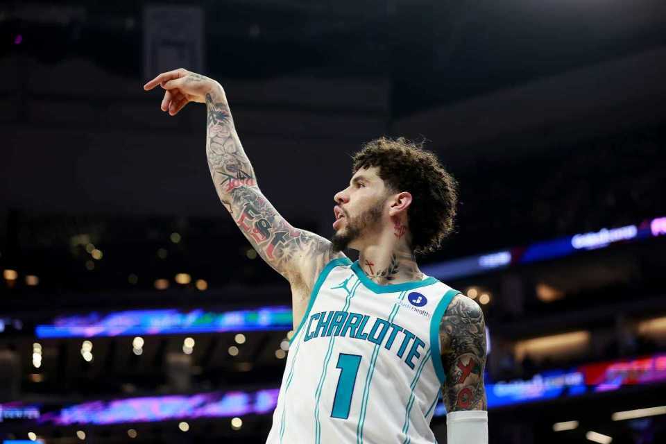 B体育-黄蜂4人20+力克国王：三球30+6+5 德罗赞空砍39+6